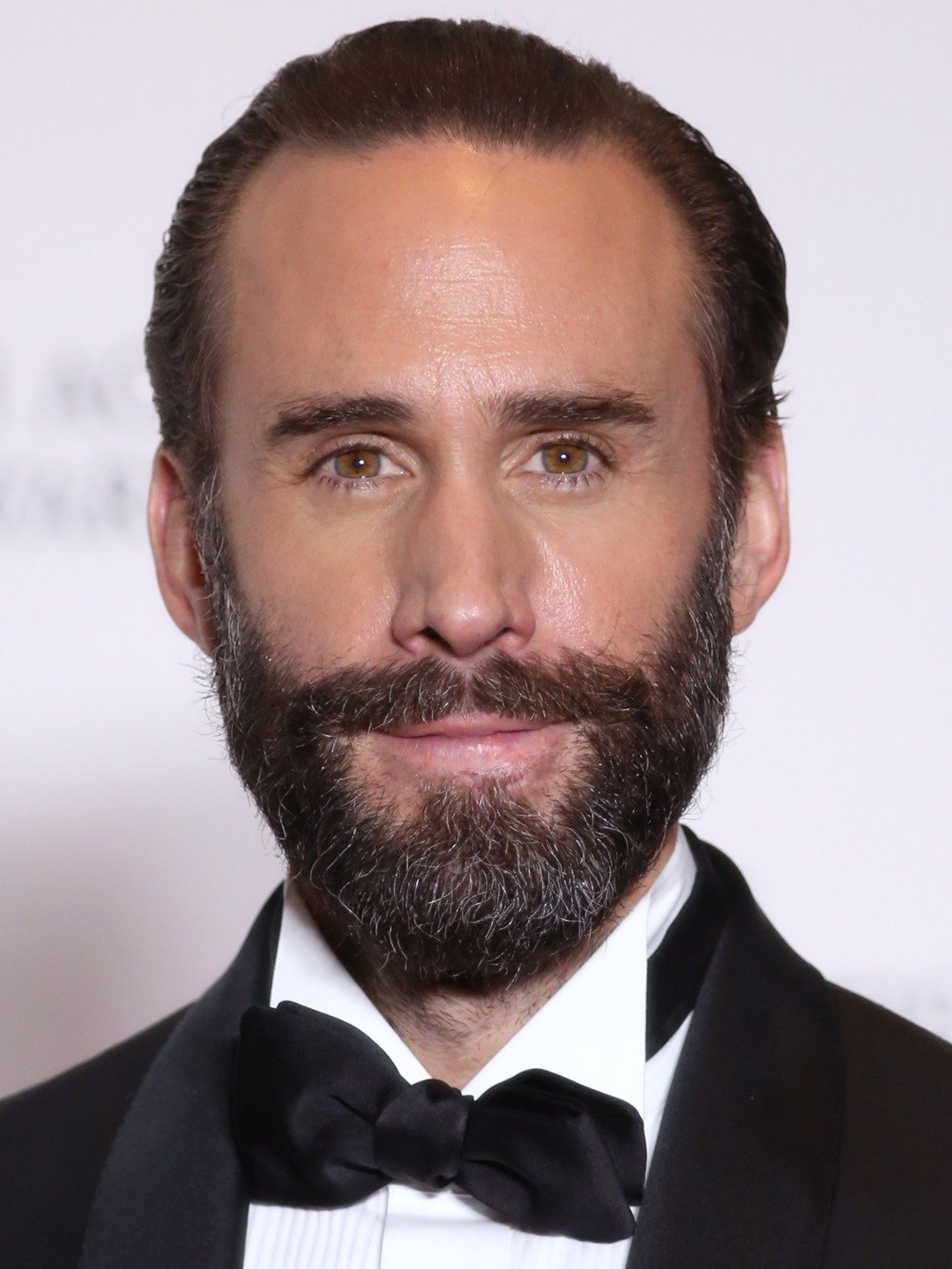 How tall is Joseph Fiennes?